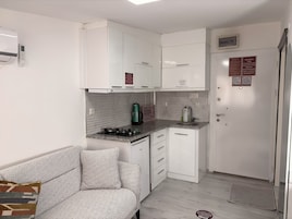 Refrigerador, horno, utensilios de cocina