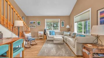 Smart-TV, Kamin, DVD-Player, BĂŒcher