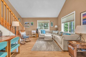 Smart-TV, Kamin, DVD-Player, Bücher