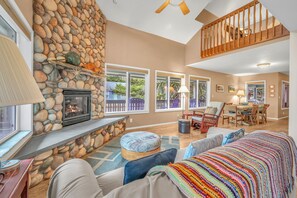 Smart-TV, Kamin, DVD-Player, Bücher