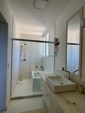 Hair dryer, towels, soap, toilet paper - Maravilhosa Casa de Praia, Salvador BA (Salvador)