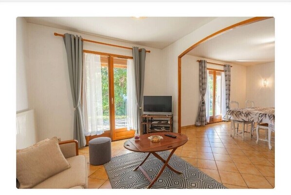 Living area - Family home with garden (Saintes)
