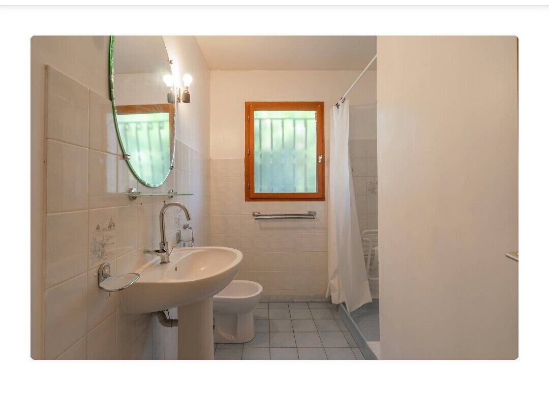 Sèche-cheveux, bidet, papier toilette