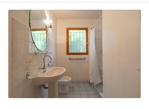 Secador de cabelo, bidê, papel higiênico 