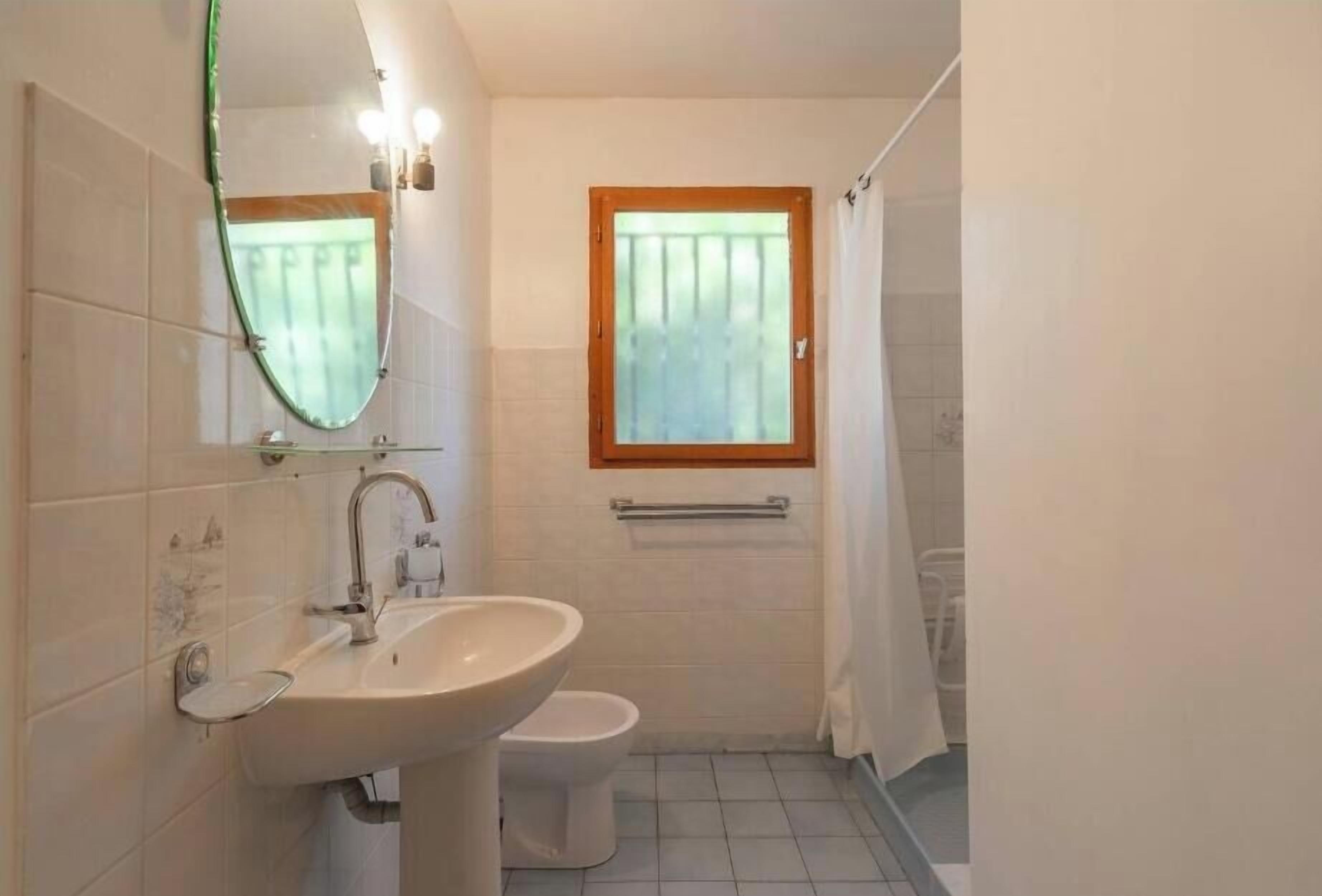 Sèche-cheveux, bidet, papier toilette