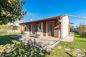 Exterior - Family home with garden (Saintes)