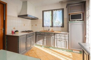 Private kitchen - Family home with garden (Saintes)