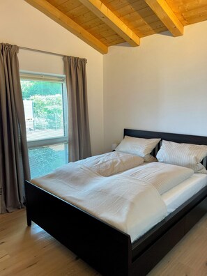 1 bedroom, travel cot, free WiFi, bed sheets