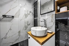 Hair dryer, towels - Muranów Studio - 10th Floor, Trams Nearby - by Rentujemy (Warsaw)