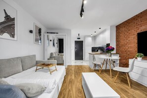 TV - Muranów Studio - 10th Floor, Trams Nearby - by Rentujemy (Warsaw)