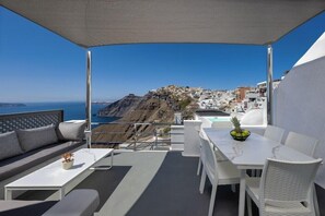 Outdoor dining - 1809 Villa (Santorini)