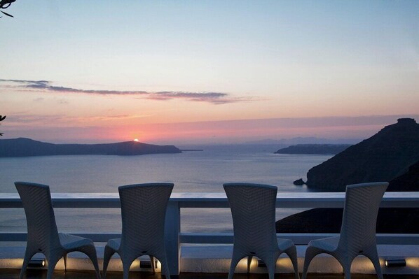 Property grounds - 1809 Villa (Santorini)