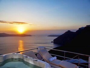 Outdoor spa tub - 1809 Villa (Santorini)