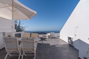Outdoor dining - Dimitrios Cave House (Santorini)