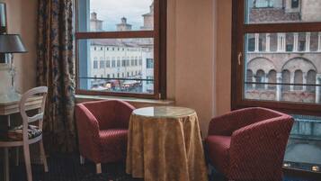 Deluxe Room, City View | Interior