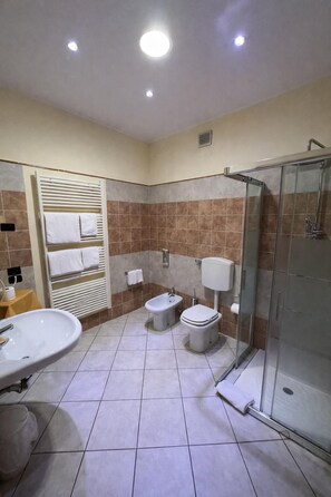 Shower, free toiletries, hair dryer, towels - The Dome - Panoramic Rooms (Ferrara)
