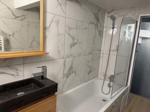 Shower, towels - Peaceful stay in Trouville, close to the beach (Trouville-sur-Mer)