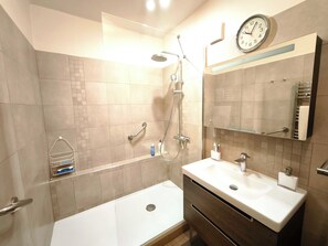 Shower, hair dryer, towels - Bright apartment with balcony in Ajaccio (Ajaccio)