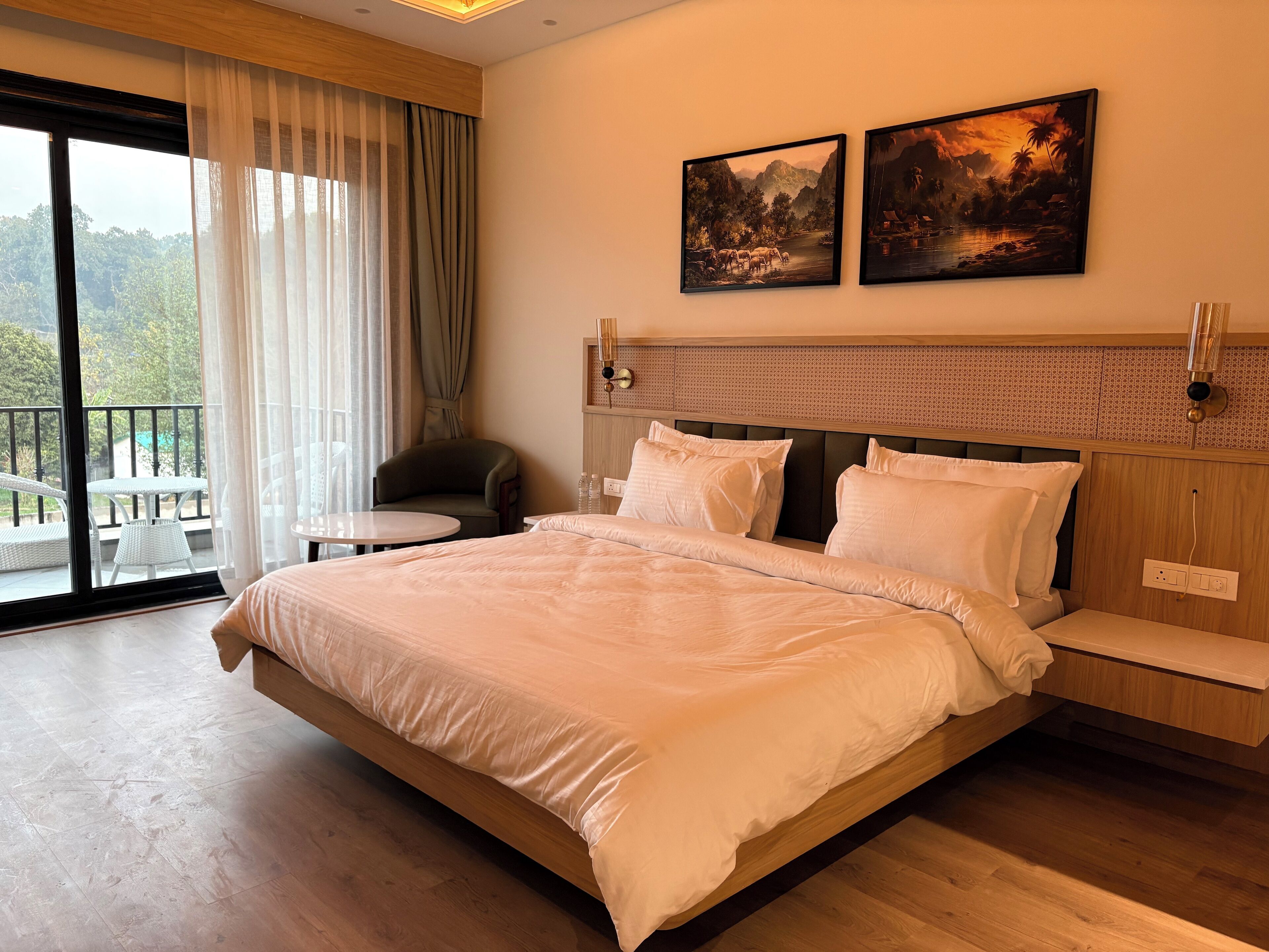 Työpöytä, kannettavalle tietokoneelle sopiva työtila, ilmainen Wi-Fi