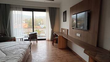 Individually furnished, desk, laptop workspace, free WiFi