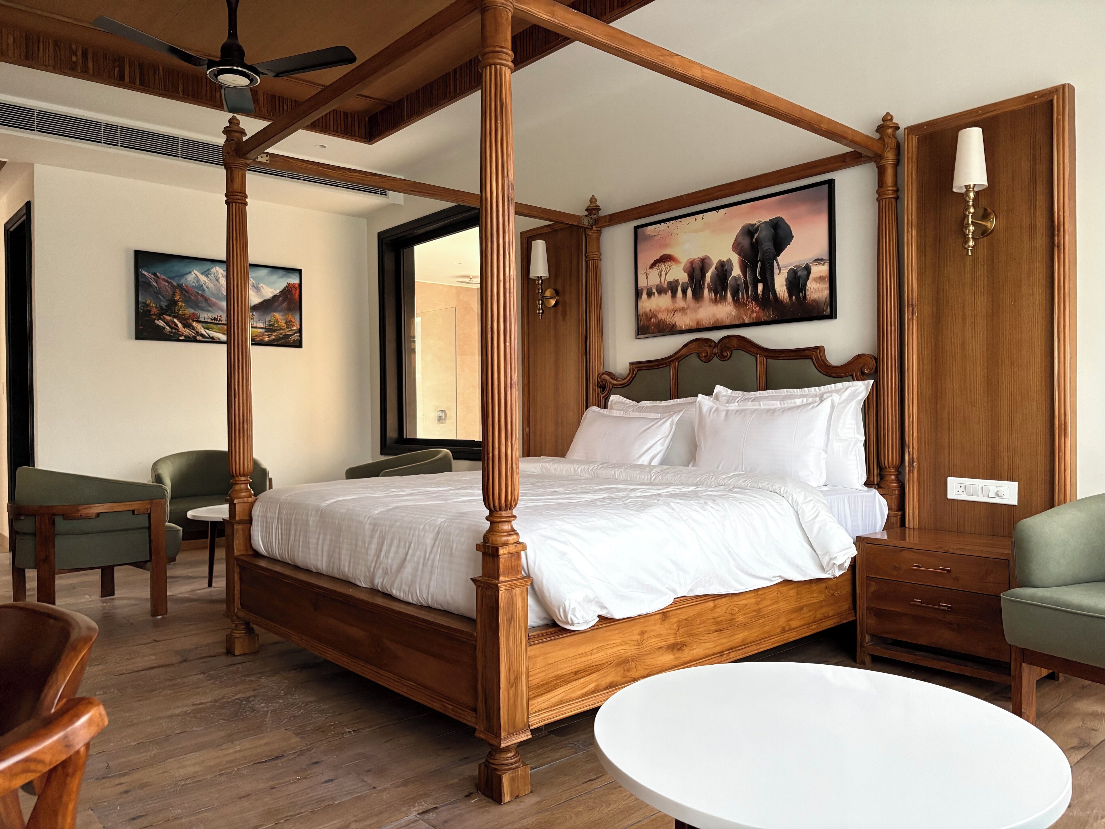 Individually furnished, desk, laptop workspace, free WiFi