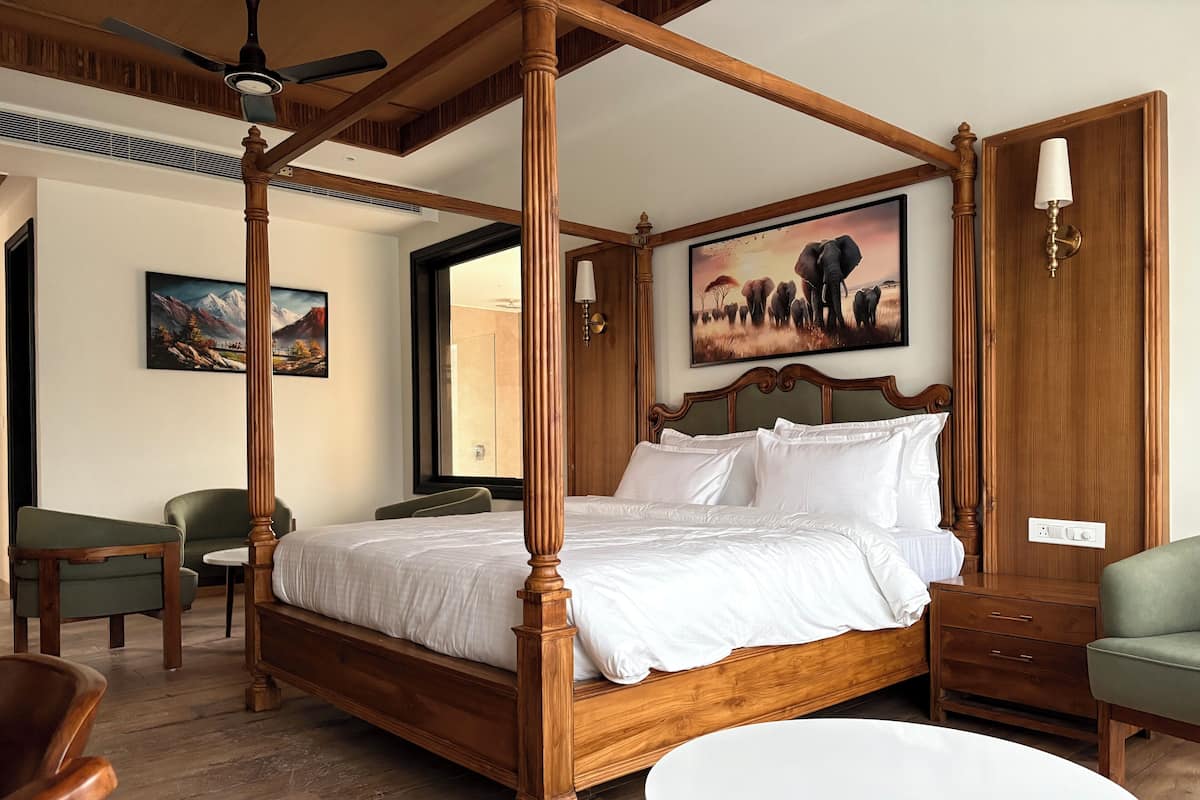 Individually furnished, desk, laptop workspace, free WiFi