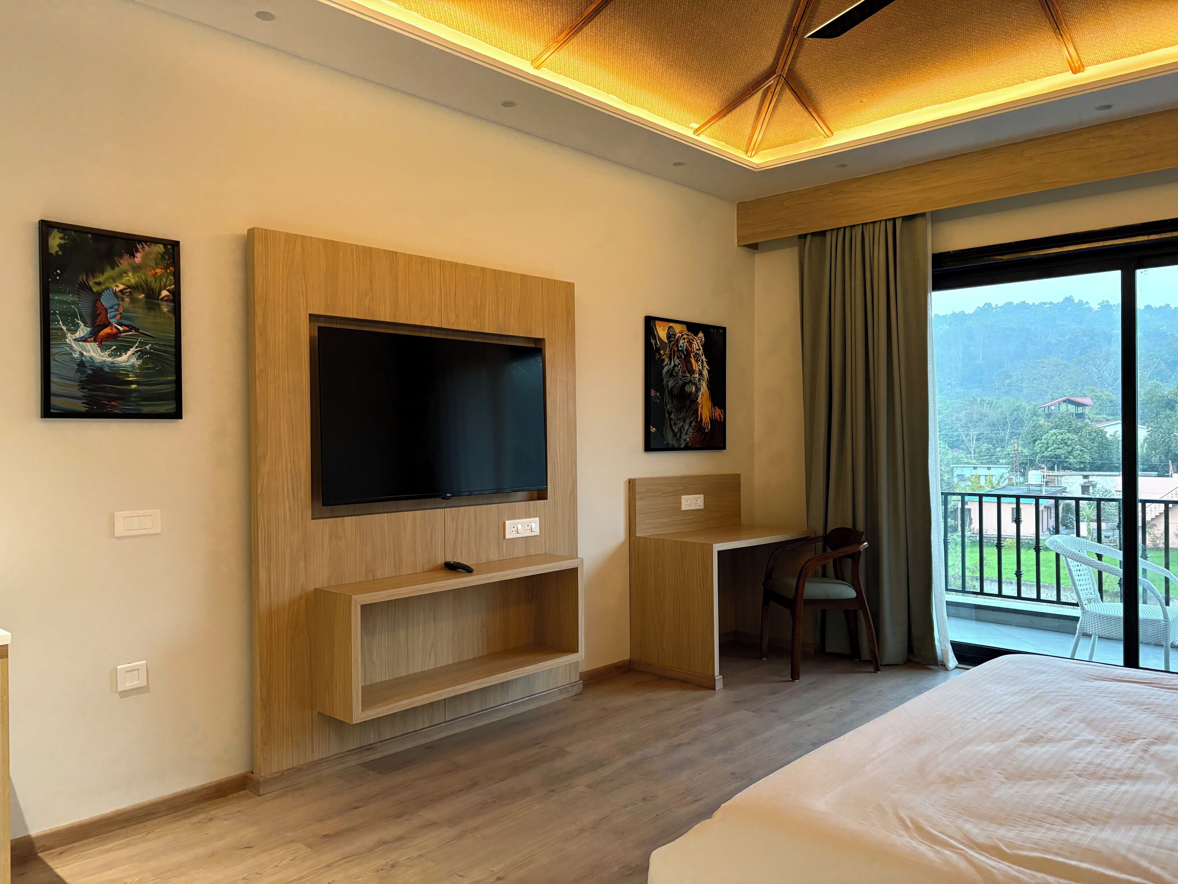 Escritorio, espacio para trabajar con laptop y wifi gratis 