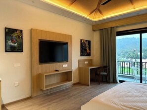 Escritorio, espacio para trabajar con laptop y wifi gratis 