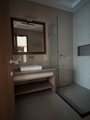 Artículos de tocador gratuitos, secador de pelo, toallas, jabón