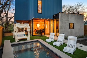 A heated pool - Architectural Gem w/ Rooftop Terrace + Heated Pool (Austin)