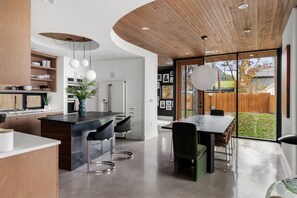 Jääkaappi, mikroaaltouuni, uuni, liesi