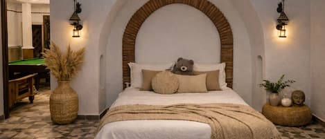 Tabla de planchar con plancha, wifi y ropa de cama