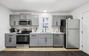 Jääkaappi, mikroaaltouuni, uuni, liesi