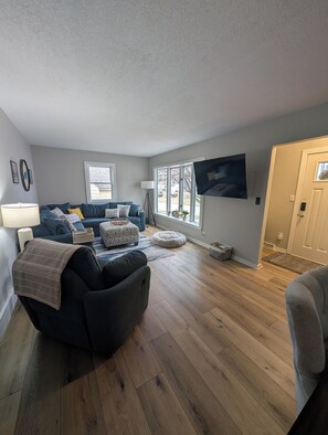 TV connectée, jeux vidéo, baby-foot, écrans d'ordinateur