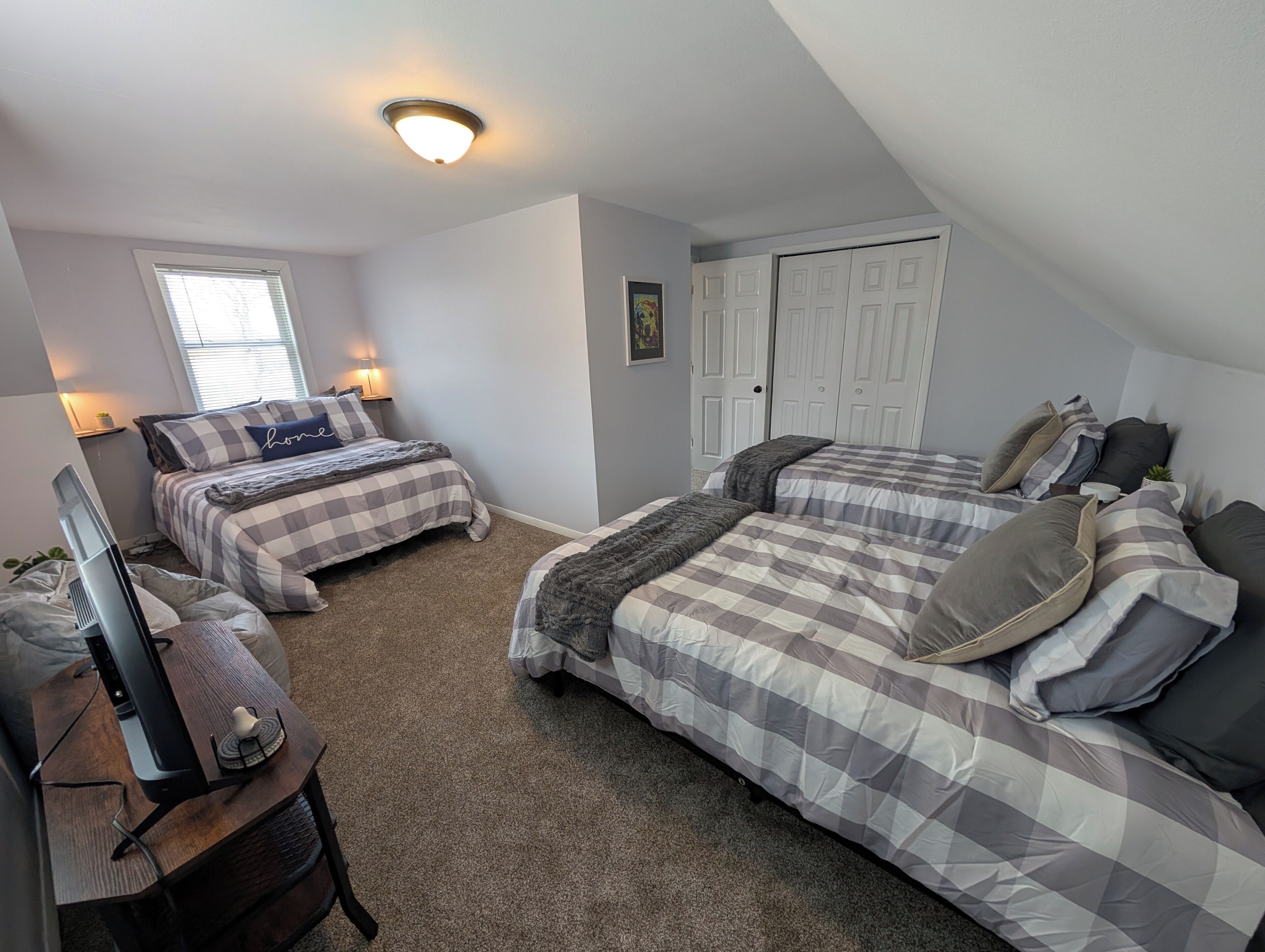 3 sovrum, skrivbord, gratis wi-fi och sängkläder