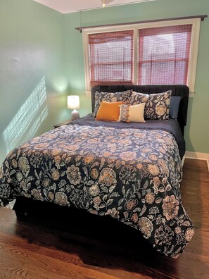 2 bedrooms, WiFi, bed sheets - Quaint 2-bedroom Dog Friendly apartment with AC in Bowling Green (Bowling Green)