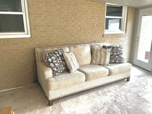 Living area - Quaint 2-bedroom Dog Friendly apartment with AC in Bowling Green (Bowling Green)