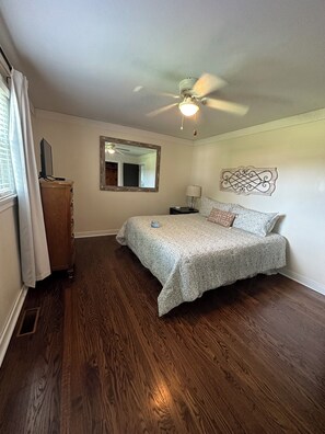 WiFi, bed sheets - Quaint 2-bedroom Dog Friendly apartment with AC in Bowling Green (Bowling Green)