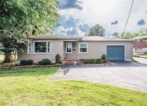 Exterior - Quaint 2-bedroom Dog Friendly apartment with AC in Bowling Green (Bowling Green)