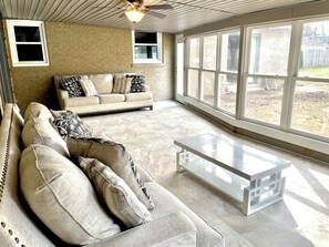 Living area - Quaint 2-bedroom Dog Friendly apartment with AC in Bowling Green (Bowling Green)