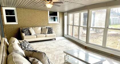 Quaint 2-bedroom Dog Friendly apartment with AC in Bowling Green