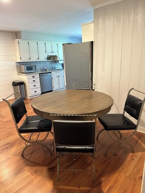 Dining - Quaint 2-bedroom Dog Friendly apartment with AC in Bowling Green (Bowling Green)