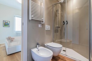 Douche, bidet, serviettes fournies, savon