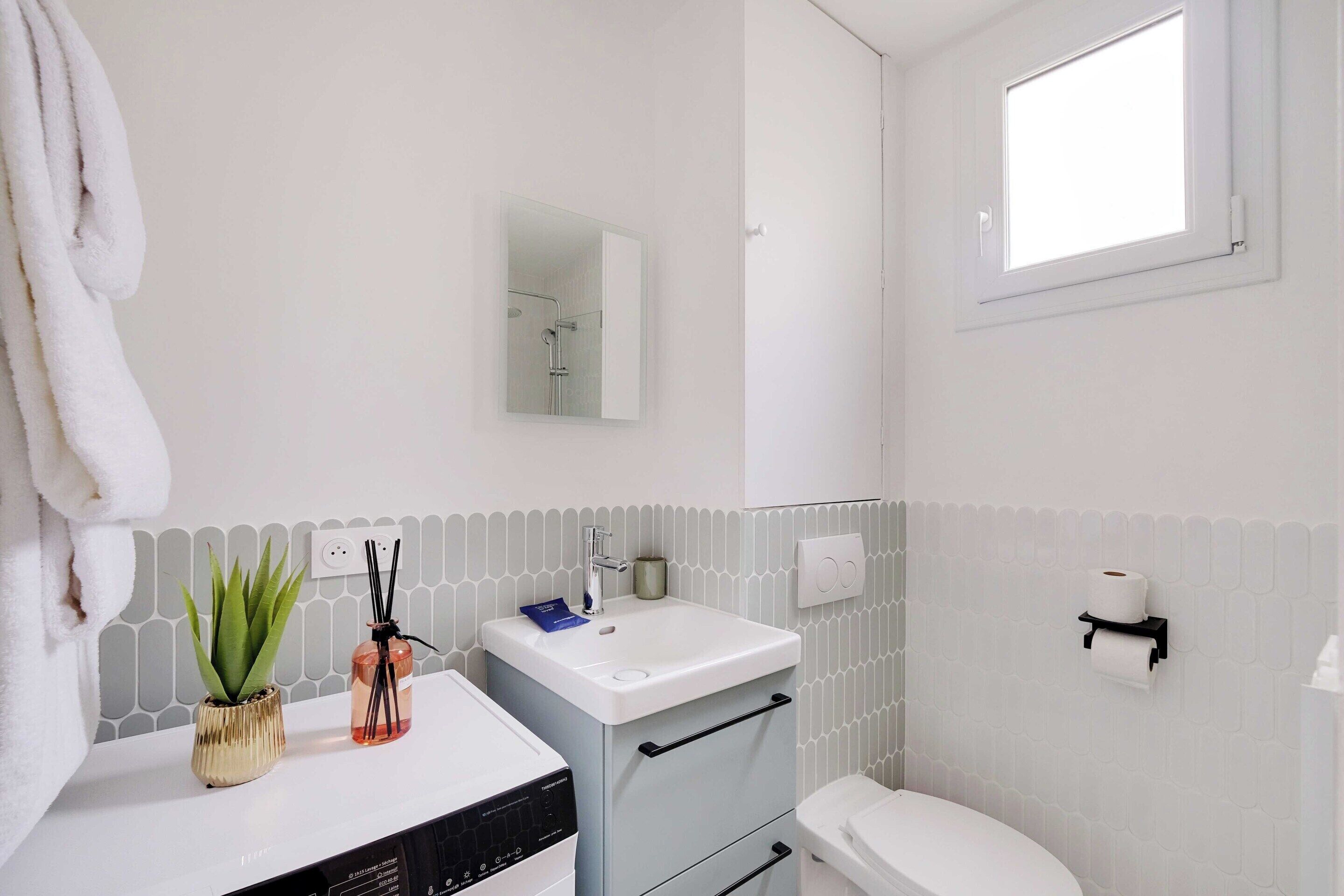 Apartment | Bathroom | Hair dryer, towels, shampoo