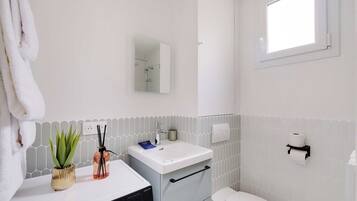 Apartment | Bathroom | Hair dryer, towels, shampoo