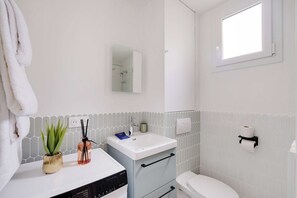 Apartemen | Kamar mandi | Pengering rambut, handuk,  dan sampo