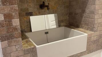 Douche, sèche-cheveux, serviettes fournies, savon