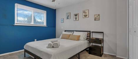 4 habitaciones, escritorio, tabla de planchar con plancha y wifi