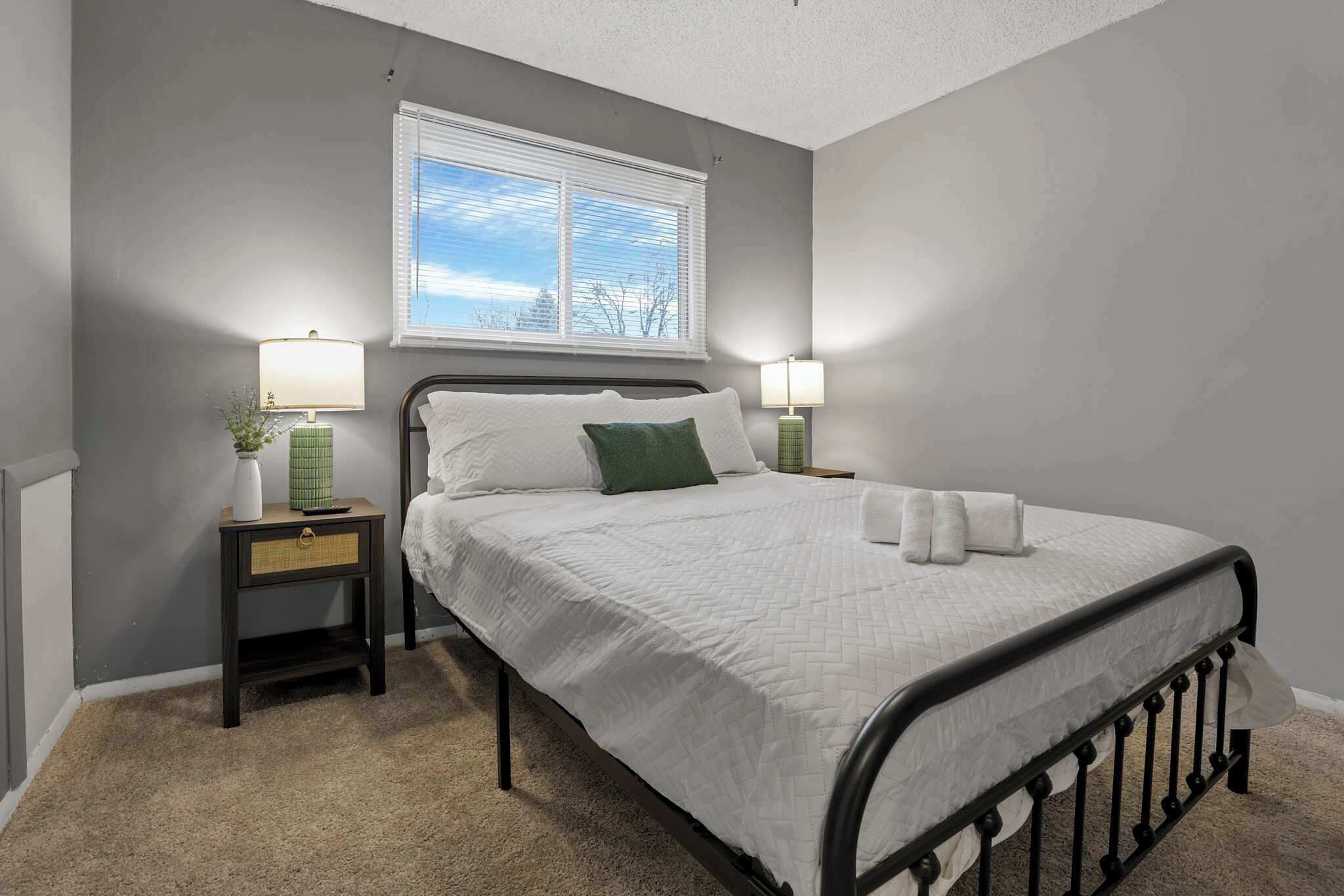 4 slaapkamers, een bureau, een strijkplank/strijkijzer, wifi