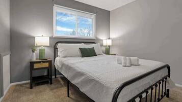 4 slaapkamers, een bureau, een strijkplank/strijkijzer, wifi